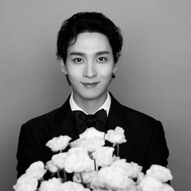 Pernikahan Choi Tae Joon dan Park Shin Hye hanya dihadiri teman-teman dan keluarga terdekat. Dari unggahan Instagram Hyun Woo (Law School), terungkap bahwa Crush dan D.O. EXO menyanyikan lagu ‘Beautiful’ untuk pasangan yang berbahagia itu. Sementara Lee Hong Ki menyanyikan soundtrack drama Korea The Heirs. Foto: (dok. Instagram @studiosantaent)