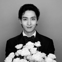 Pernikahan Choi Tae Joon dan Park Shin Hye hanya dihadiri teman-teman dan keluarga terdekat. Dari unggahan Instagram Hyun Woo (Law School), terungkap bahwa Crush dan D.O. EXO menyanyikan lagu ‘Beautiful’ untuk pasangan yang berbahagia itu. Sementara Lee Hong Ki menyanyikan soundtrack drama Korea The Heirs. Foto: (dok. Instagram @studiosantaent)