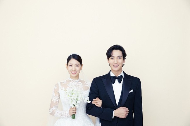 Park Shin Hye dan Choi Tae Joon sah menjadi pasangan suami istri. Meskipun menggelar acara pernikahan tertutup, agensi mereka membagikan potret pre wedding yang memancarkan aura bahagia. Foto: (dok. Instagram salt_ent)