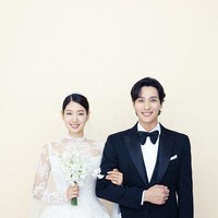 Park Shin Hye dan Choi Tae Joon sah menjadi pasangan suami istri. Meskipun menggelar acara pernikahan tertutup, agensi mereka membagikan potret pre wedding yang memancarkan aura bahagia. Foto: (dok. Instagram salt_ent)