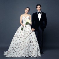 Park Shin Hye dan Choi Tae Joon pernah muncul bersama sebagai cameo drama Korea The King of Dramas (2012). Rumor hubungan asmara mereka pun menghebohkan publik setelah foto-foto berkencannya viral pada 2018. Berselang tiga tahun, keduanya menikah dan dikaruniai seorang putra, Choi Joo Won. Foto: (dok. ist)