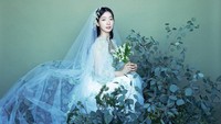 Park Shin Hye tampil cantik dengan balutan gaun putih sambil duduk dikelilingi dedaunan. Foto: (dok. ist)