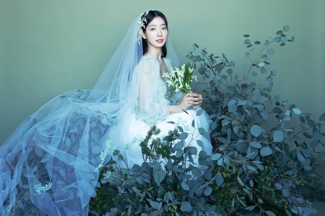 Park Shin Hye yang tengah hamil muda, terlihat menawan dalam balutan tiga gaun putih. Salah satunya dilengkapi veil panjang dan membuat sang aktris terlihat bak putri. Foto: Instagram @salt_ent