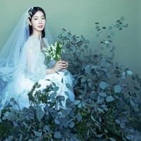 Park Shin Hye yang tengah hamil muda, terlihat menawan dalam balutan tiga gaun putih. Salah satunya dilengkapi veil panjang dan membuat sang aktris terlihat bak putri. Foto: Instagram @salt_ent