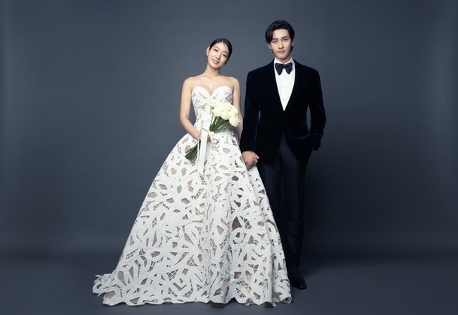 Park Shin Hye dan Choi Tae Joon tampak serasi mengenakan busana pengantin. Sebelum mengumumkan kabar pernikahan pada November 2021, mereka telah menjalin hubungan asmara selama empat tahun. Foto: Instagram @salt_ent