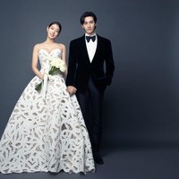 Park Shin Hye dan Choi Tae Joon tampak serasi mengenakan busana pengantin. Sebelum mengumumkan kabar pernikahan pada November 2021, mereka telah menjalin hubungan asmara selama empat tahun. Foto: Instagram @salt_ent