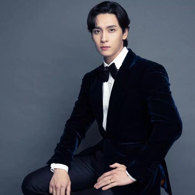 Sang suami Choi Tae Joon mengenakan blazer beludru dan celana berwarna senada. Potongan rambutnya terlihat lebih panjang, berbeda dengan penampilannya dalam drama Korea So I Married an Anti Fan. Foto: (dok. Instagram @studiosantaent)