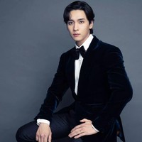 Sang suami Choi Tae Joon mengenakan blazer beludru dan celana berwarna senada. Potongan rambutnya terlihat lebih panjang, berbeda dengan penampilannya dalam drama Korea So I Married an Anti Fan. Foto: (dok. Instagram @studiosantaent)