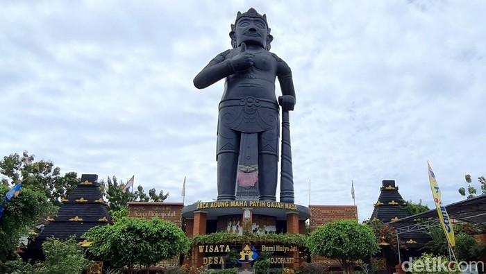 Museum Rekor Dunia Indonesia (MURI) mencatat, patung Gajah Mada di Mojokerto sebagai yang tertinggi. Proses pembuatan patung Mahapatih Majapahit itu memakan waktu 7 tahun.