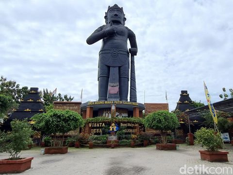 Museum Rekor Dunia Indonesia (MURI) mencatat, patung Gajah Mada di Mojokerto sebagai yang tertinggi. Proses pembuatan patung Mahapatih Majapahit itu memakan waktu 7 tahun.