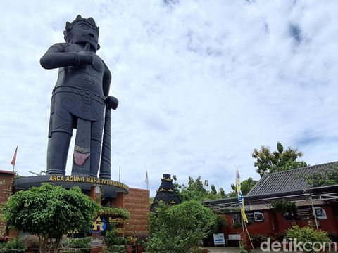 Museum Rekor Dunia Indonesia (MURI) mencatat, patung Gajah Mada di Mojokerto sebagai yang tertinggi. Proses pembuatan patung Mahapatih Majapahit itu memakan waktu 7 tahun.