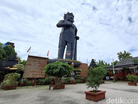 Museum Rekor Dunia Indonesia (MURI) mencatat, patung Gajah Mada di Mojokerto sebagai yang tertinggi. Proses pembuatan patung Mahapatih Majapahit itu memakan waktu 7 tahun.