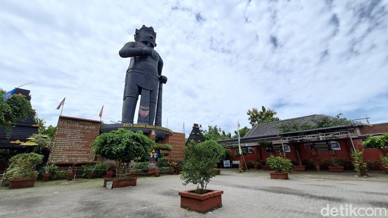 Museum Rekor Dunia Indonesia (MURI) mencatat, patung Gajah Mada di Mojokerto sebagai yang tertinggi. Proses pembuatan patung Mahapatih Majapahit itu memakan waktu 7 tahun.