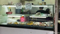 ITC Kuningan terkenal sebagai pusatnya makanan Manado halal, terutama sebelum tahun 2015. Kini hanya sedikit kios makanan Manado yang tersisa, salah satunya Payangka 77 Ambas.