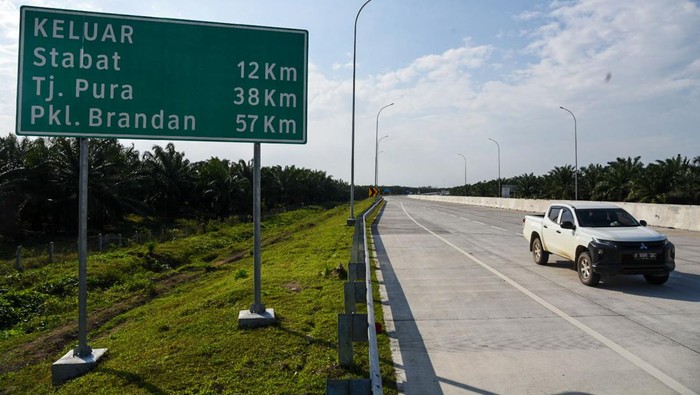 Pekerja mengoperasikan alat berat untuk membersihkan  Jalan Tol Trans Sumatera (JTTS)   seksi I Binjai-Pangkalan Brandan ruas Binjai-Stabat di kawasan Stabat, Langkat, Sumatera Utara, Jumat (21/1/2022). Pembangunan jalan tol sepanjang 12 km tersebut telah rampung dan akan diresmikan oleh Presiden Joko Widodo pada tanggal 27-28 Januari 2022. ANTARA FOTO/Fransisco Carolio/Lmo/aww.