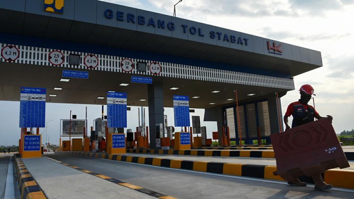 PEMBANGUNAN JTTS RUAS BINJAI-STABAT RAMPUNG Pekerja mengoperasikan alat berat untuk membersihkan Jalan Tol Trans Sumatera (JTTS) Β seksi I Binjai-Pangkalan Brandan ruas Binjai-Stabat di kawasan Stabat, Langkat, Sumatera Utara, Jumat (21/1/2022). Pembangunan jalan tol sepanjang 12 km tersebut telah rampung dan akan diresmikan oleh Presiden Joko Widodo pada tanggal 27-28 Januari 2022. ANTARA FOTO/Fransisco Carolio/Lmo/aww.