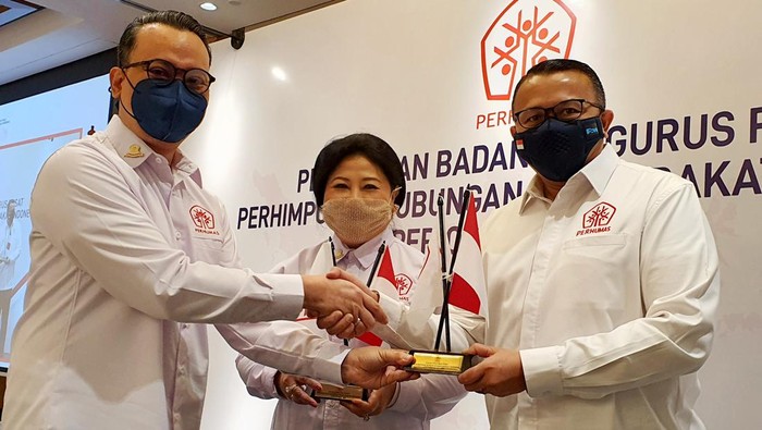 Perhumas PERHUMAS menegaskan perlunya kebersamaan dan kolaborasi multi-stakeholder untuk menjawab tantangan globalisasi. PERHUMAS juga harus menjadi barometer humas Indonesia. Hal tersebut disampaikan dalam acara pelantikan pengurus BPP 2021-2024 pada Sabtu (22/1). Sebanyak 86 Badan Pengurus Pusat PERHUMAS periode 2021-2024 dilantik oleh Ketua Umum PERHUMAS Boy Kelana Soebroto di Jakarta pada Sabtu, 22 Januari 2022. BPP PERHUMAS ini terdiri dari praktisi humas, instansi pemerintah, akademisi, peneliti dan juga PERHUMAS Muda