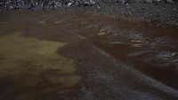 Penampakan tumpahan minyak yang mencemari Pantai Cavero.