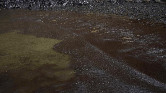 Peru Terus Berjuang Bersihkan Tumpahan Minyak yang Cemari Pantai Pekerja terus membersihkan tumpahan minyak yang mencemari Pantai Cavero, Peru. Tumpahan minyak itu akibat gelombang tinggi yang disebabkan oleh letusan gunung berapi bawah laut Tonga.