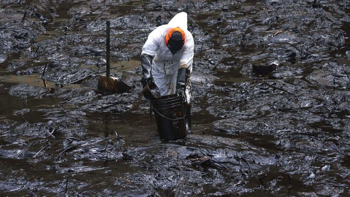 Peru Terus Berjuang Bersihkan Tumpahan Minyak yang Cemari Pantai Pekerja terus membersihkan tumpahan minyak yang mencemari Pantai Cavero, Peru. Tumpahan minyak itu akibat gelombang tinggi yang disebabkan oleh letusan gunung berapi bawah laut Tonga.