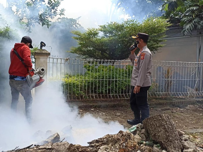 Polisi di Kota Bandung melakukan fogging untuk cegah DBD