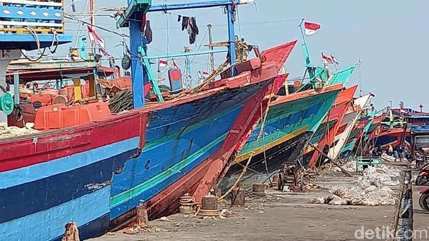 Ratusan kapal nelayan menumpuk di pelabuhan Tegal, Sabtu (22/1/2022)
