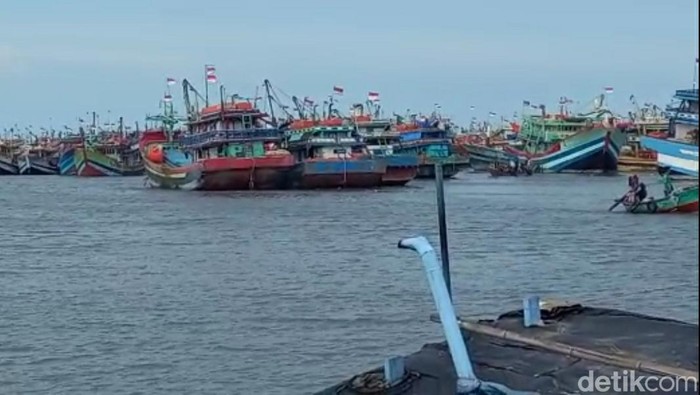 Ratusan kapal nelayan menumpuk di pelabuhan Tegal, Sabtu (22/1/2022)