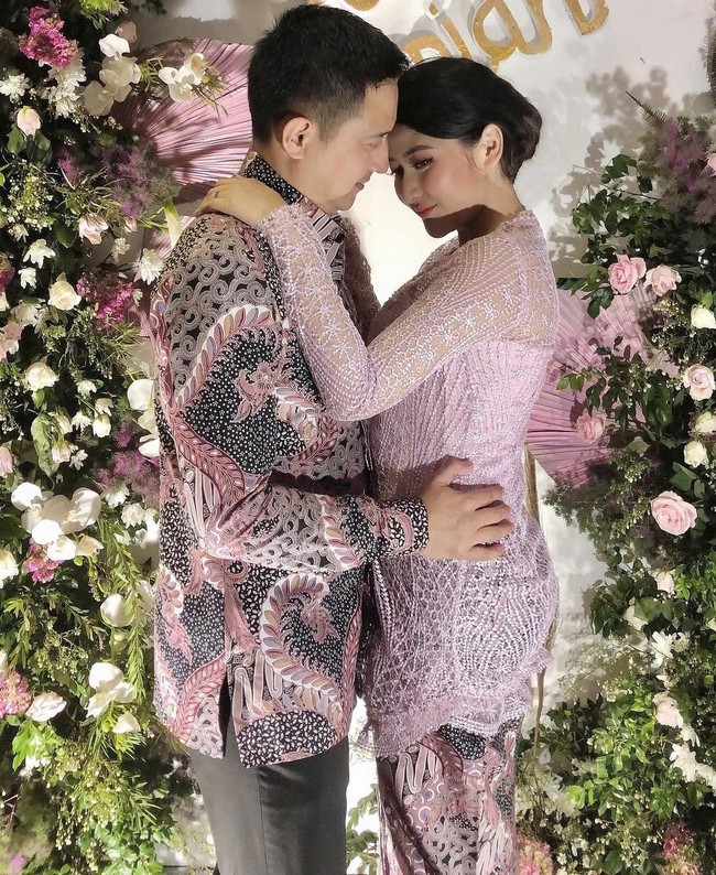 Di akun Instagram Cica wanita cantik itu memamerkan foto-foto pernikahan mereka. Pasangan yang dilaporkan terpaut 23 tahun tersebut pun tampak serasi. Dalam wawancara dengan Hai Bunda, Cica mengaku jika ia awalnya tidak mengenal siapa Ricky Subadga. Tapi lucunya, ia sudah mendapat peringatakan dari ibunya sebelum mereka pertama kali bertemu. Awas loh naksir, kata ibu Cica. Foto: Instagram @cicaandjani