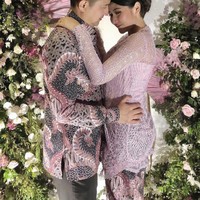 Di akun Instagram Cica wanita cantik itu memamerkan foto-foto pernikahan mereka. Pasangan yang dilaporkan terpaut 23 tahun tersebut pun tampak serasi. Dalam wawancara dengan Hai Bunda, Cica mengaku jika ia awalnya tidak mengenal siapa Ricky Subadga. Tapi lucunya, ia sudah mendapat peringatakan dari ibunya sebelum mereka pertama kali bertemu. Awas loh naksir, kata ibu Cica. Foto: Instagram @cicaandjani