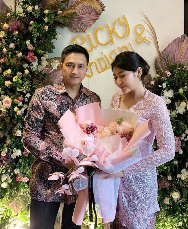 Dari postingan Cica, mereka terlihat menggelar lamaran sebelum resmi menikah. Dalam foto yang dibagikan, keduanya serasi mengenakan busana bernuansa pink. Foto: Instagram @cicaandjani