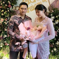 Dari postingan Cica, mereka terlihat menggelar lamaran sebelum resmi menikah. Dalam foto yang dibagikan, keduanya serasi mengenakan busana bernuansa pink. Foto: Instagram @cicaandjani