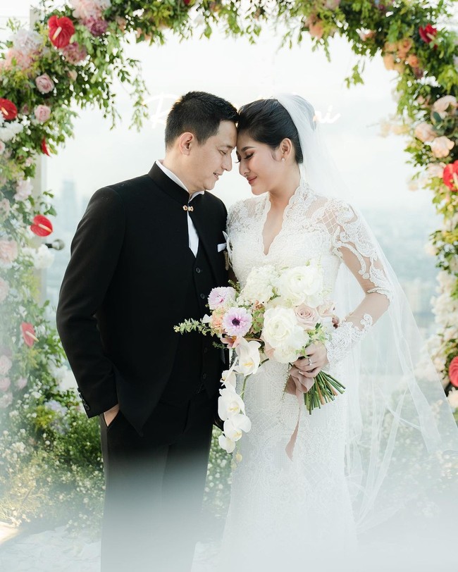 Dari foto yang diunggah Cica, legenda bulutangkis berusia 50 tahun itu menikah pada akhir tahun lalu. Dalam prosesi akad nikah, Cica tampak mengenakan gaun kebaya putih sedangkan Ricky mengenakan jas berkerah beskap. Foto: Instagram @cicaandjani