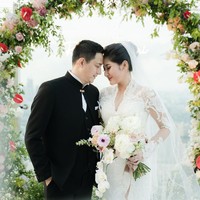 Dari foto yang diunggah Cica, legenda bulutangkis berusia 50 tahun itu menikah pada akhir tahun lalu. Dalam prosesi akad nikah, Cica tampak mengenakan gaun kebaya putih sedangkan Ricky mengenakan jas berkerah beskap. Foto: Instagram @cicaandjani