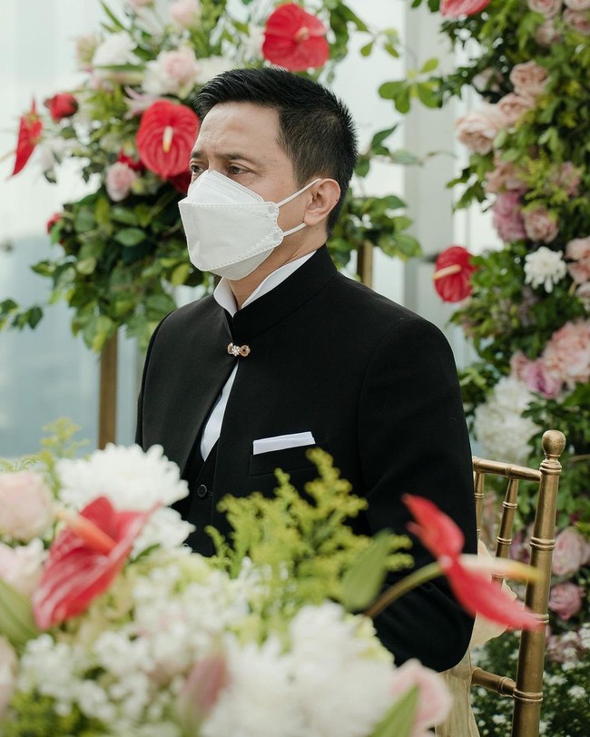 Dalam postingannya, Cica menyebut jika pernikahan mereka terpaksa diadakan tanpa banyak tamu karena PSBB. Karena berbagai alasan lain, wanita itu tidak bisa mengundang sejumlah teman dan keluarga dan meminta mereka memakluminya karena ia juga sempat terkena COVID-19.Foto: Instagram @cicaandjani