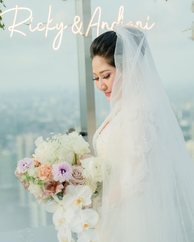 Cica pun mengungkap apa yang membuatnya jatuh cinta pada Ricky. Kalau saya kenapa suka, kalau pertama kali ketemu (lihat dia) ganteng, baik, nggak macem-macem. Tapi kalau kita jawab, kebapakan, baik, seiman, tanggung jawab itu kan basic ya. Tapi yang bikin saya suka, saya nggak terlalu suka cowok narsis yang di Instagram atau di medsos atau nge-like-in foto perempuan, kebetulan Ricky nggak seperti itu, ungkapnya.Foto: Instagram @cicaandjani