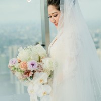 Cica pun mengungkap apa yang membuatnya jatuh cinta pada Ricky. Kalau saya kenapa suka, kalau pertama kali ketemu (lihat dia) ganteng, baik, nggak macem-macem. Tapi kalau kita jawab, kebapakan, baik, seiman, tanggung jawab itu kan basic ya. Tapi yang bikin saya suka, saya nggak terlalu suka cowok narsis yang di Instagram atau di medsos atau nge-like-in foto perempuan, kebetulan Ricky nggak seperti itu, ungkapnya.Foto: Instagram @cicaandjani