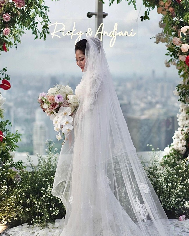 Cica dan Ricky Subagja menikah di sebuah gedung dengan pemandangan outdoor yang indah. Hari pernikahan wanita yang punya usaha florist tersebut juga dimeriahkan rangkaian bunga cantik. Foto: Instagram @cicaandjani