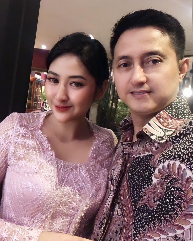Ricky Subagja diketahui sudah menikah lagi setelah dua pernikahan sebelumnya kandas. Pria yang pernah menikah dengan mantan atlet renang Elsa Manora Nasution itu meminang seorang wanita bernama Cica Andjani. Foto: Instagram @cicaandjani