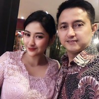 Ricky Subagja diketahui sudah menikah lagi setelah dua pernikahan sebelumnya kandas. Pria yang pernah menikah dengan mantan atlet renang Elsa Manora Nasution itu meminang seorang wanita bernama Cica Andjani. Foto: Instagram @cicaandjani