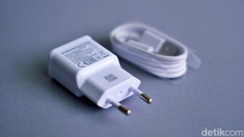 Samsung hanya memberikan charger dan kabel charger USB Type C. Foto: Adi Fida Rahman/detikINET
