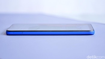 Sementara baterainya berkapasitas cukup besar, yakni 5.000 mAh. Lantaran menjalankan sistem operasi Android 11 Go Edition sehingga memberikan efisiensi dalam penggunaan baterai dan juga kuota internet yang lebih hemat.Foto: Adi Fida Rahman/detikINET