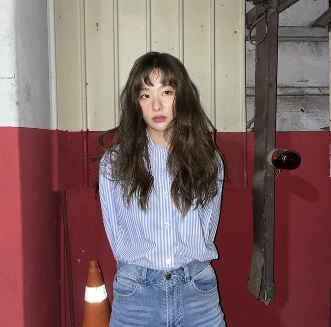 Seulgi dikenal karismatik saat berada di atas panggung. Pemilik mata monolid itu mengaku lebih senang dipuji “keren atau ganteng” ketimbang “cantik” oleh fans. Foto: dok. Instagram hi_sseulgi