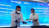 Direktur PT Bank Tabungan Negara (Persero) Tbk, Haru Koesmahargyo dan Ketua Dewan Komisioner Badan Pengelola Tabungan Perumahan Rakyat (BP Tapera), Adi Setianto menandatangani Nota Kesepahaman tentang Penyusunan Kajian Dalam Rangka Persiapan Pelaksanaan Pembiayaan Perumahan Kepada Segmen Pekerja Informal Berbasis Komunitas di Jakarta, Jumat (21/1).