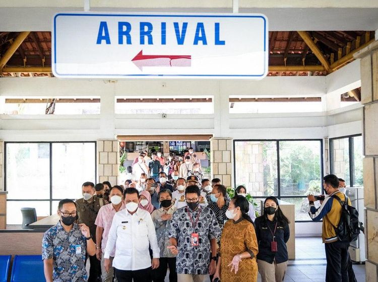 Foto: Kunjungi Pelabuhan Nongsapura, Sandiaga Tinjau Kesiapan Travel Bubble