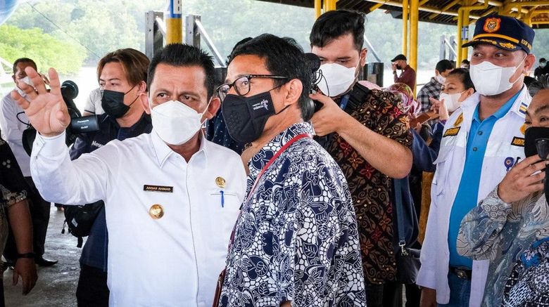 Tinjau Kesiapan Travel Bubble, Sandiaga: Fasilitas di Pelabuhan Nongsapura Sudah Memadai Tinjau Kesiapan Travel Bubble, Sandiaga: Fasilitas di Pelabuhan Nongsapura Sudah Memadai