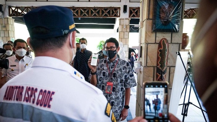Tinjau Kesiapan Travel Bubble, Sandiaga: Fasilitas di Pelabuhan Nongsapura Sudah Memadai