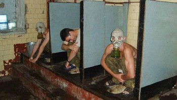 Nonkrong bareng teman di toilet. Foto: Sadanduseless