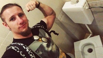 Bergaya apapun tetap di toilet. Foto: Sadanduseless