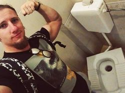 Tren Unik Orang Rusia Berpose di Toilet, Aneh Tapi Bikin Ngakak