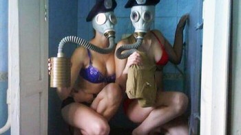 Pakai topeng di toilet. Foto: Sadanduseless